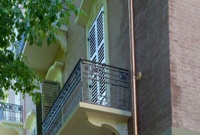 porta balcone a stecca aperta in legno